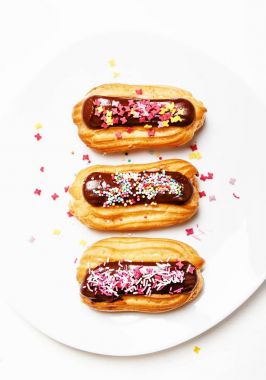 Çikolata sosu ve renkli şeker tozu ile eklerleri kek 