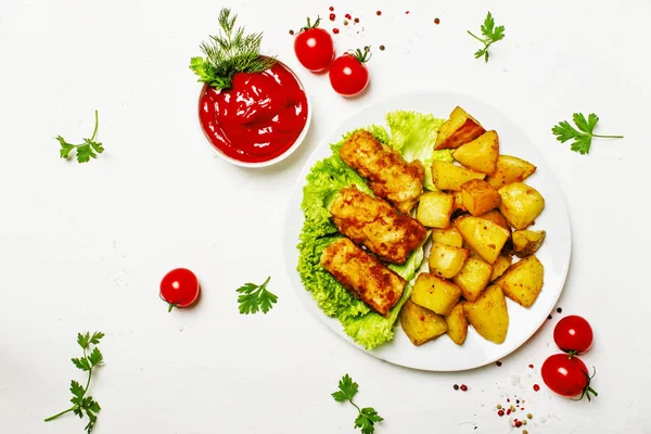 Fish and chips met tomatenketchup saus — Stockfoto