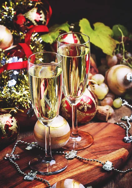 Champanhe em copos Ano Novo ou Decorações de Natal, Vintage — Fotografia de Stock