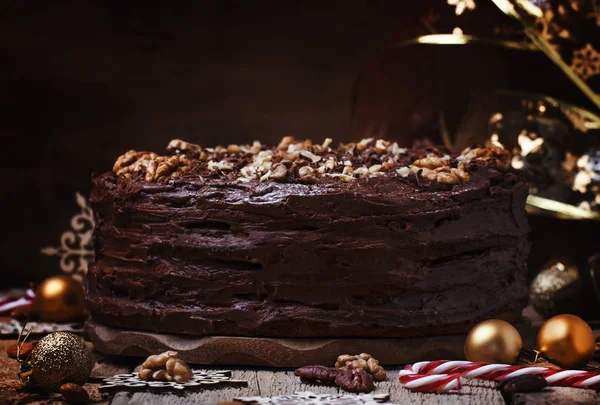 Vánoční čokoládový dort s ořechy — Stock fotografie
