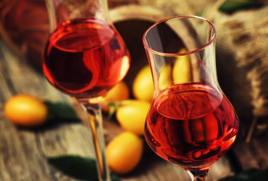 Kamkat likör, vintage ahşap arka plan