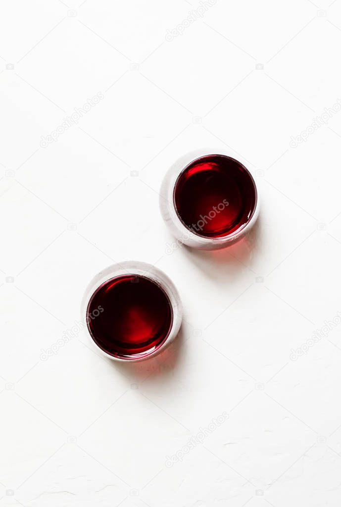Red wine in glasses 