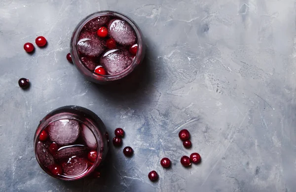 Cóctel rojo arándano con hielo en vasos — Foto de Stock