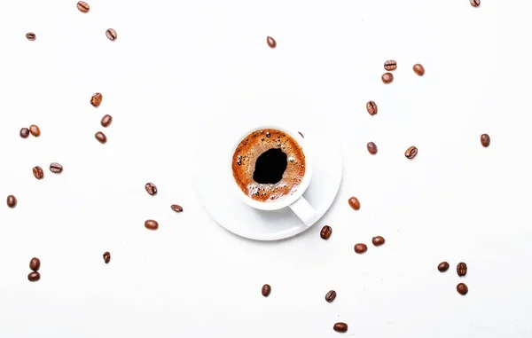 Piccola tazza di caffè espresso nero con schiuma — Foto Stock