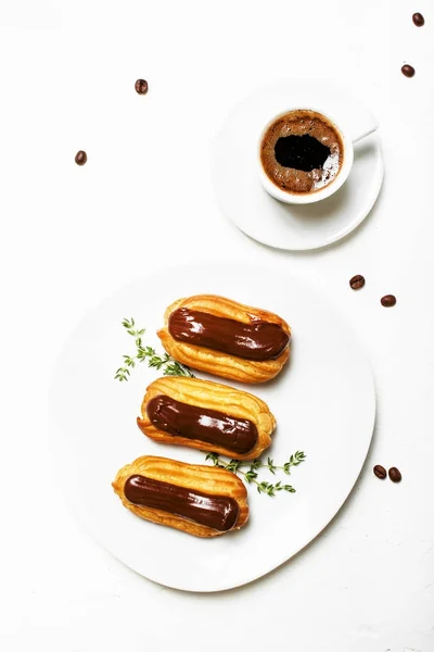 Bolos de éclair e café expresso matinal — Fotografia de Stock