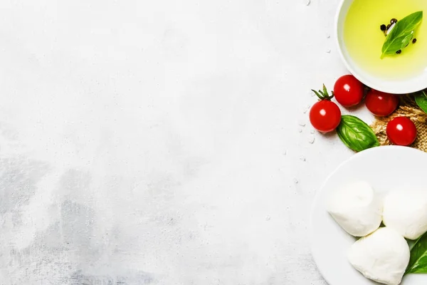 Zutaten Für Zubereiteten Frühlingssalat Mit Tomaten Mozzarella Nativem Olivenöl Extra — Stockfoto