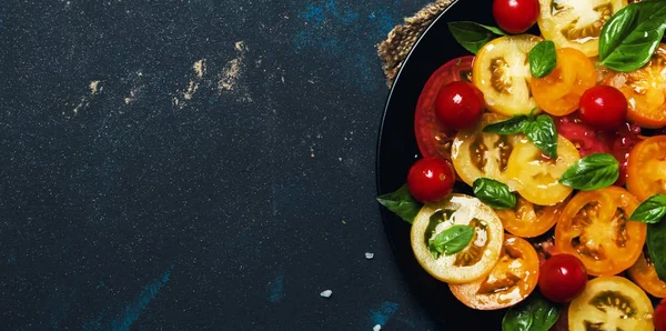 Ensalada Primavera Con Tomates Albahaca Verde Fondo Oscuro Vista Superior — Foto de Stock