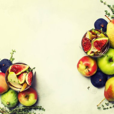 Meyve kokteyli ile şarap, armut, elma ve incir, gri arka plan, üstten görünüm