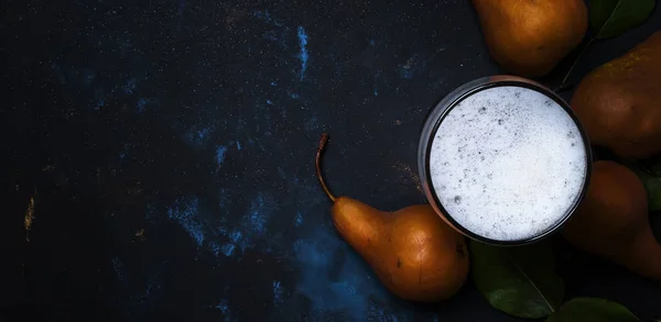 Sidro Pere Fatto Casa Birra Con Schiuma Sfondo Scuro Vista — Foto Stock