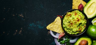 Teksas-Meksika gıda kavramı, Mısır cips ve Guacamole sos, gıda arka plan, üstten görünüm