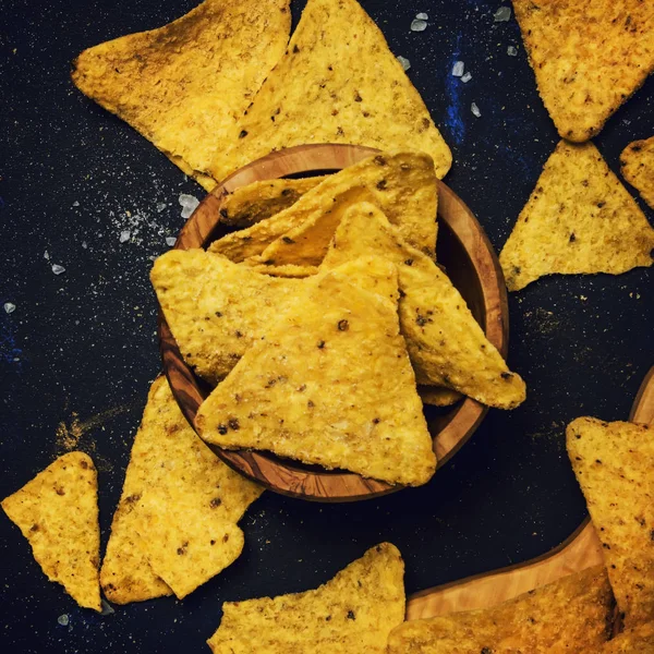 Nachos Iin Houten Kom Zwarte Achtergrond Top Uitzicht Vierkant Beeld — Stockfoto