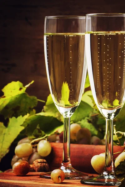 Champagne Bicchieri Uva Con Vite Fondo Legno Vintage Focus Selettivo — Foto Stock