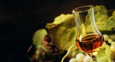 İçki kadehi, rustik natürmort, seçici odak dökülür varlık altın alkollü içki
