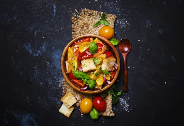 Sallad Med Tomater Basilika Och Gammalt Bröd Rustik Stil Ovanifrån — Stockfoto