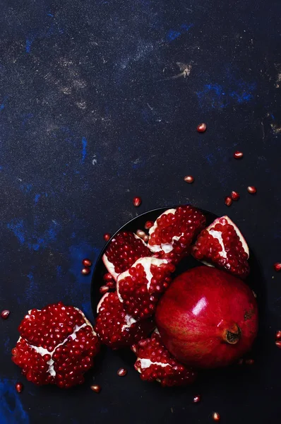 Červená Granátová Jablka Desku Černé Pozadí Pohled Shora — Stock fotografie