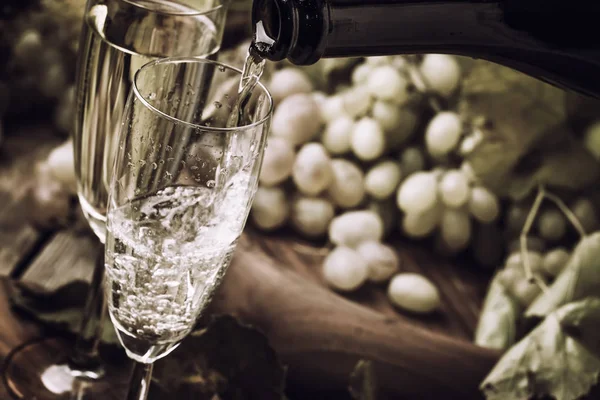 Champagne Verser Dans Des Verres Raisin Avec Vigne Fond Bois — Photo