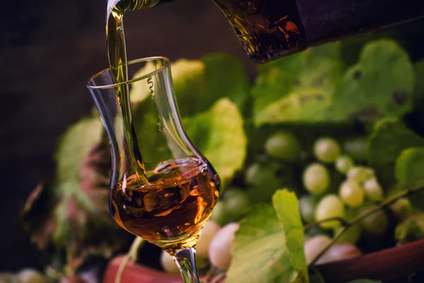 Gouden Alcoholische Drank Wordt Gegoten Een Shot Glas Rustieke Stilleven — Stockfoto