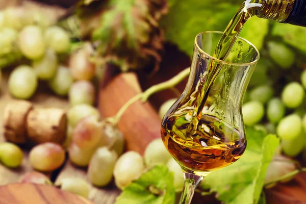 Grappa Oro Versata Nel Bicchiere Natura Morta Rustica Focus Selettivo — Foto Stock