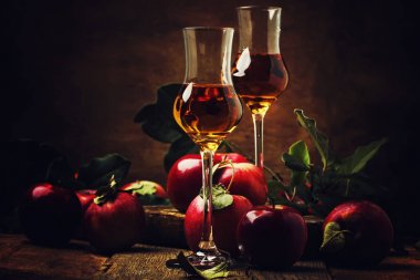 Fransız elma güçlü alkollü içki, Natürmort rustik tarzı, vintage ahşap arka plan, seçici odak