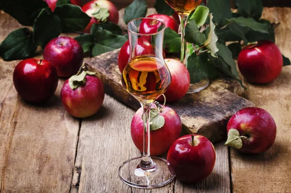 法国苹果烈性酒 仍然生活在质朴的风格 老式木背景 选择性焦点 — 图库照片