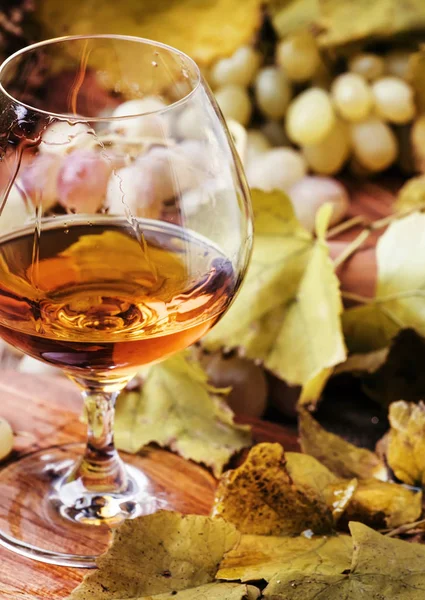 Brandy Calice Uva Fresca Con Foglie Vite Nature Morte Stile — Foto Stock