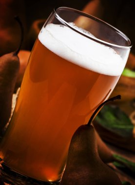 Sonbahar kahverengi armut, vintage ahşap arka plan, rustik tarzı, seçici odak baharatlı ev yapımı elma şarabı