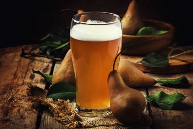 Sonbahar kahverengi armut, vintage ahşap arka plan, rustik tarzı, seçici odak baharatlı ev yapımı elma şarabı