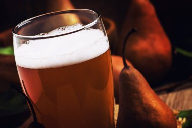 Sonbahar kahverengi armut, vintage ahşap arka plan, rustik tarzı, seçici odak baharatlı ev yapımı elma şarabı