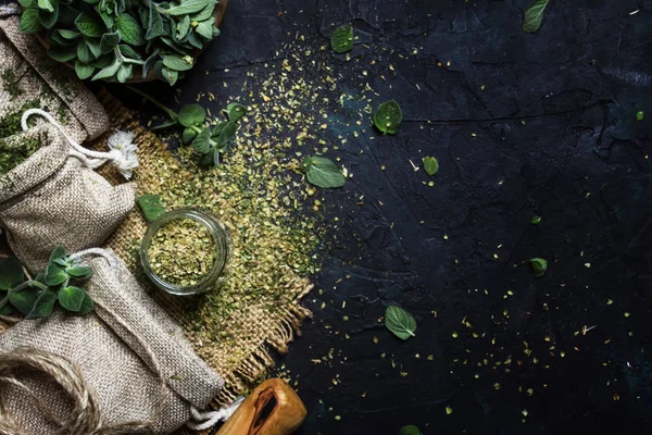 Getrockneter Gemahlener Oregano Oder Majoran Dunkler Hintergrund Draufsicht — Stockfoto