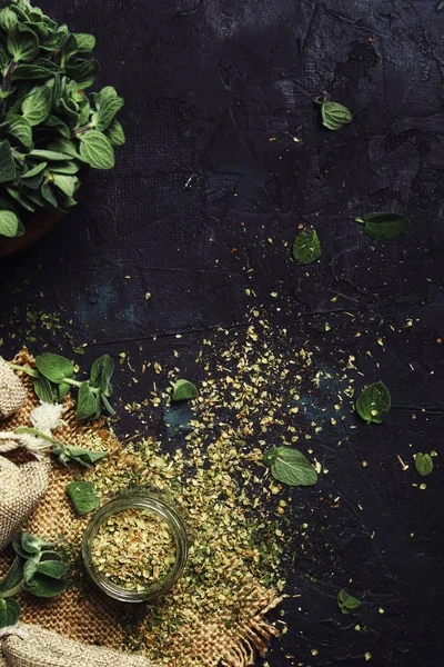 Torkade Marken Oregano Eller Mejram Mörk Bakgrund Ovanifrån — Stockfoto