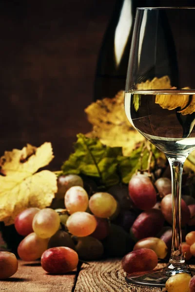 Torrt Vitt Vin Glas Stilleben Rustik Stil Vintage Trä Bakgrund — Stockfoto