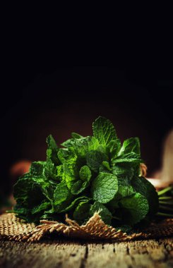 Bir paket, vintage ahşap arka plan, seçici odak taze nane