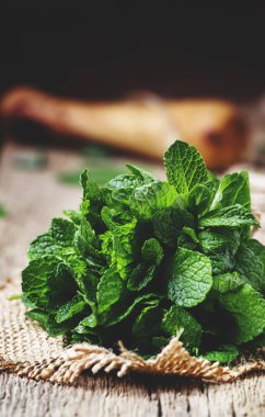 Bir paket, vintage ahşap arka plan, seçici odak taze nane