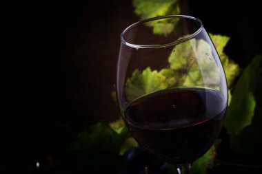 Kırmızı şarap üzümden cabernet sauvignon çeşitli, çilek ve asma, vintage ahşap arka plan, seçici odak rustik tarzı natürmort