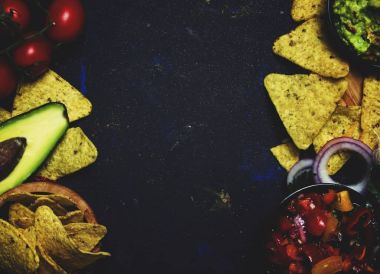 Meksika yemeği, soslar ve aperatifler, üstten görünüm