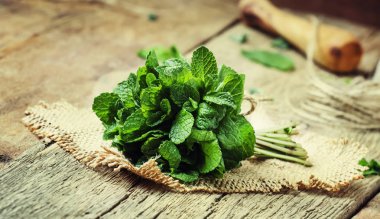 Bir paket, vintage ahşap arka plan, seçici odak taze nane