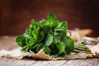 Bir paket, vintage ahşap arka plan, seçici odak taze nane