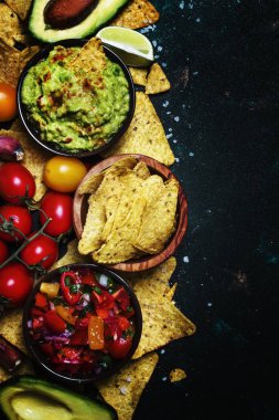 Meksika yemeği, soslar ve aperatifler, üstten görünüm