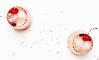 Sevgililer günü, gözlük, beyaz arka plan ile kalpleri, üstten görünüm birkaç festival pembe kokteyl