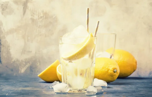Bebida Refrescante Verão Água Fria Com Gelo Limão Fundo Cinza — Fotografia de Stock