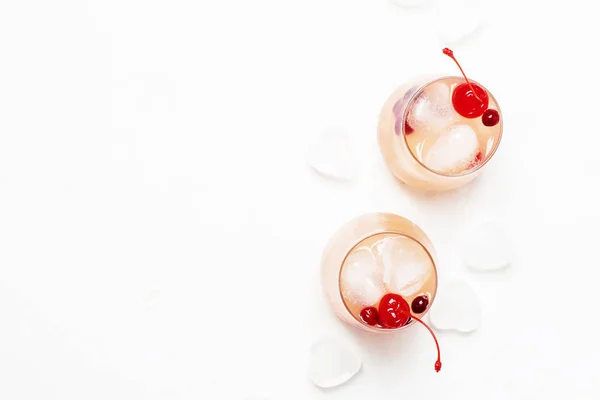 Cocktail Rosa Festivo San Valentino Paio Bicchieri Sfondo Bianco Con — Foto Stock