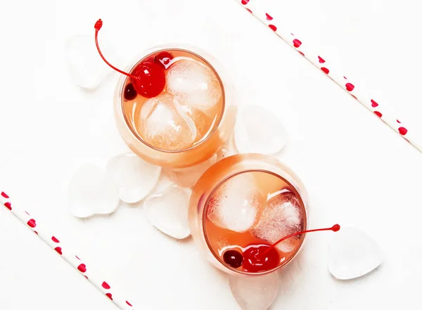 Feestelijke Roze Cocktail Voor Dag Van Valentijnskaart Paar Glazen Witte — Stockfoto