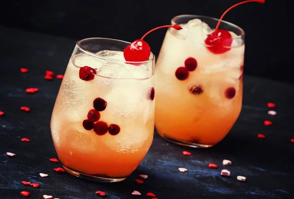 Feestelijke Rode Cocktail Met Maraschino Kersen Voor Valentijnsdag Paar Glazen — Stockfoto