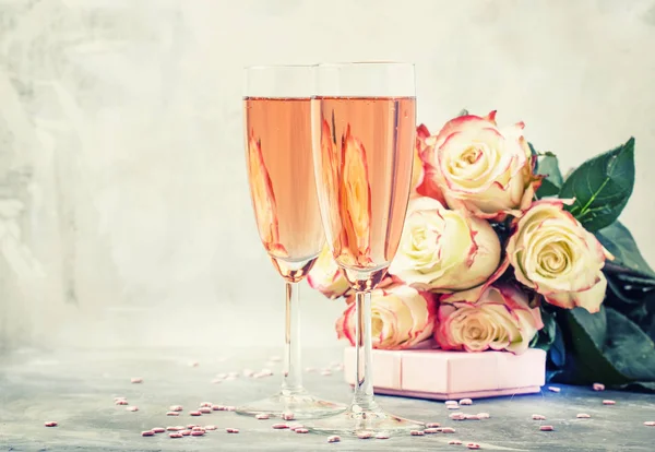 Strauß weißer und roter Rosen, Geschenkbox, Gläser mit rosa Cham — Stockfoto