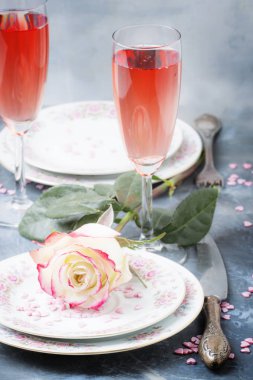 Sevgililer günü, tabak ve bardak çift severler, gri arka plan, seçici odak için pembe şampanya ile festival Tablo ayarı