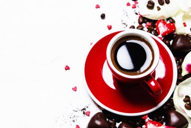 Kırmızı fincan espresso kahve Sevgililer günü, tatlılar ve pembe yaprakları, beyaz arka plan, üstten görünüm