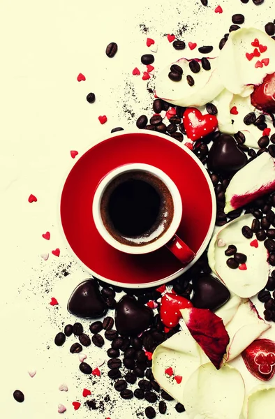 情人节的红咖啡杯 糖果和粉红色的花瓣 白色背景 顶部视图 — 图库照片