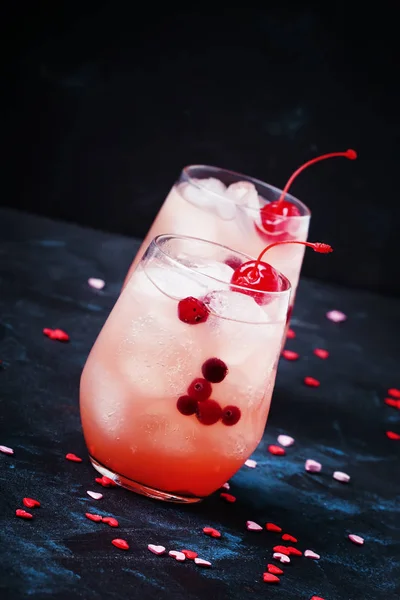 Uroczysty Koktajl Alkoholowy Czerwone Wiśnie Maraschino Walentynki Dwa Okulary Czarne — Zdjęcie stockowe