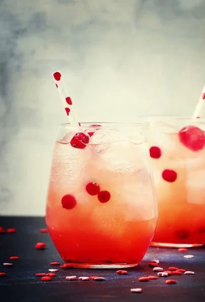 Feestelijke Dag Van Valentijnskaarten Rood Cocktail Twee Glazen Grijze Achtergrond — Stockfoto