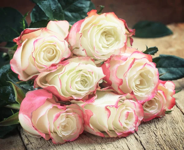 Ramo Festivo Rosas Rojas Blancas Tarjeta San Valentín Fondo Madera —  Fotos de Stock